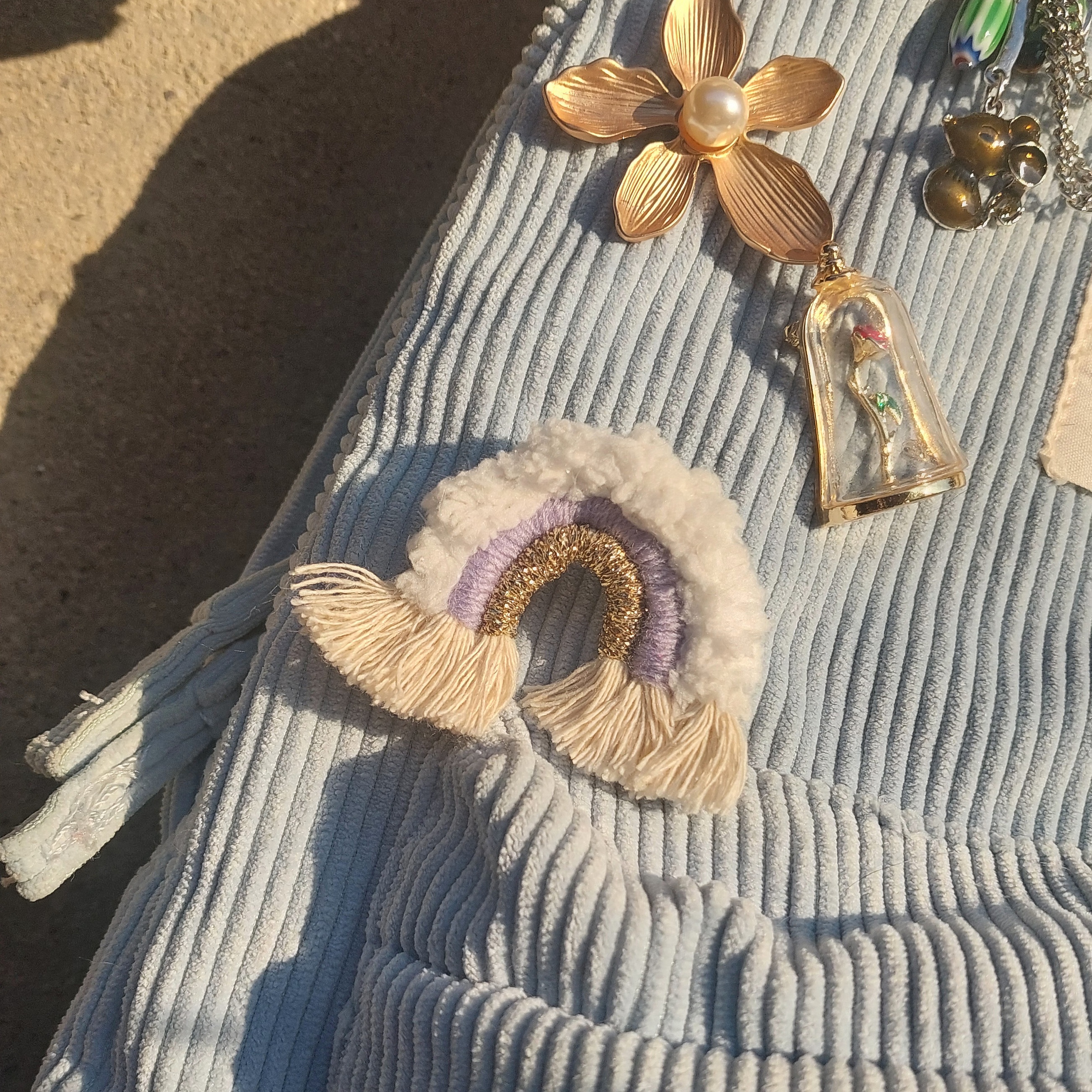 Broche Macram&eacute; Arc-en-ciel