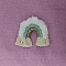 Broche arc-en-ciel en macramé blanc, vert et doré.