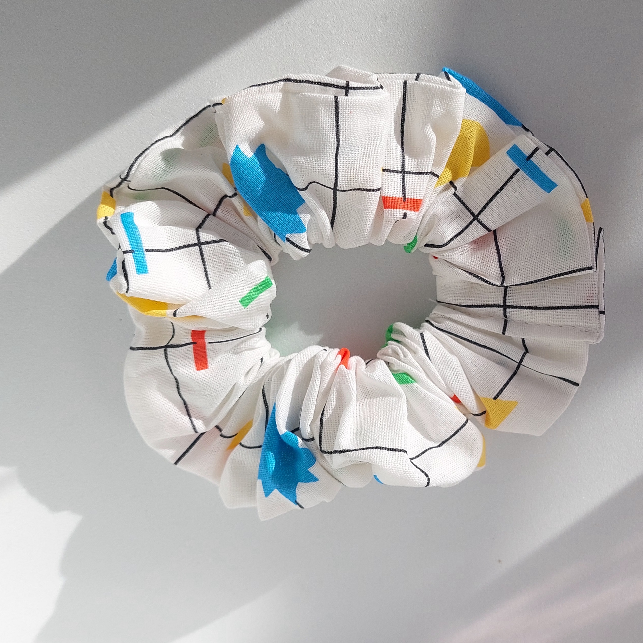 Chouchou blanc &agrave; carreaux et formes color&eacute;es - School