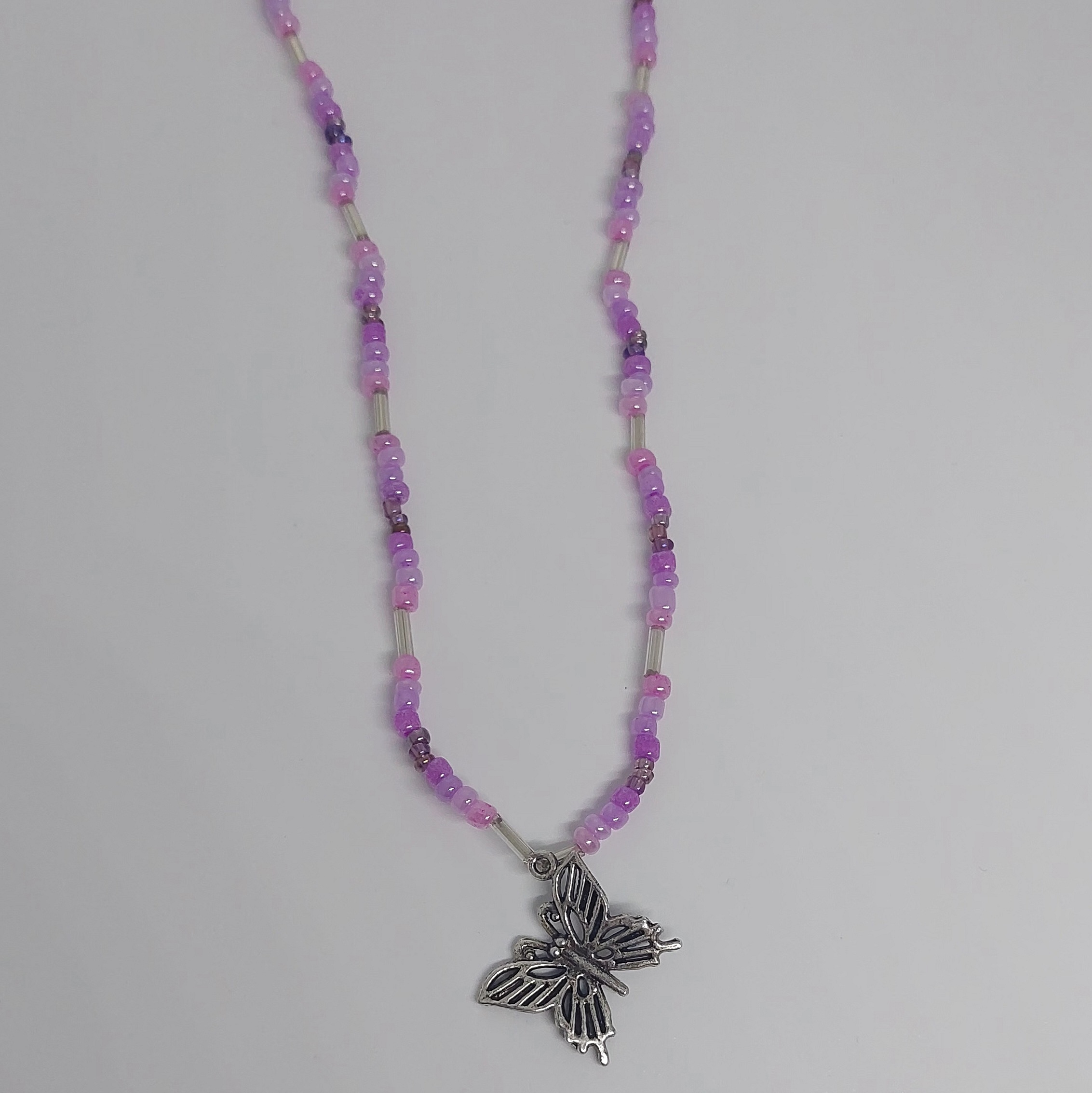 Ras du cou violet &agrave; breloque papillon